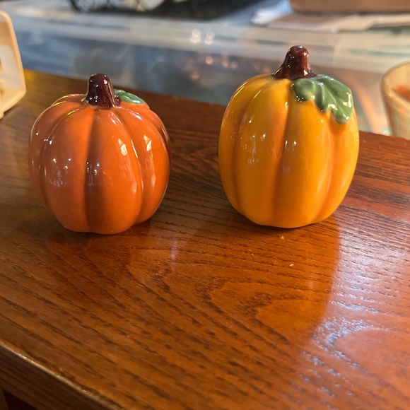 Set of Cracker Barrel Pumpkin Salt and Pepper Shakers - Picture 1 of 3